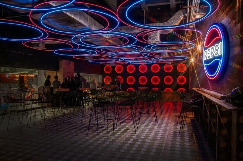 Interior de la Sala 3 con luces circulares azules y rojas